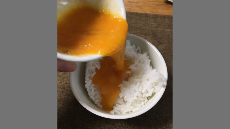 卵かけご飯を作る様子